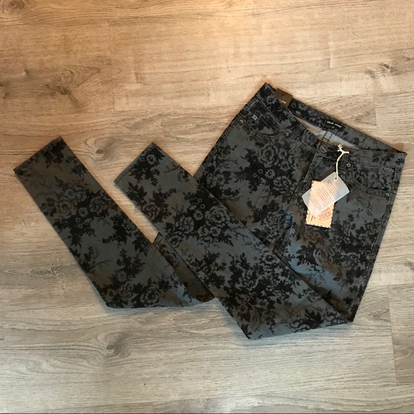 NWT black on gray velour floral detail skinnies. - Picture 2 of 7